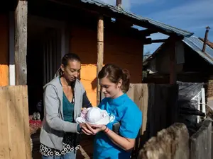 Prin programul dezvoltat de UNICEF, Serviciul Comunitar pentru Copil, în circa 100 de familii din județul Bacău, copiii au putut rămâne în familie. Sursa: UNICEF - Anamaria Dinulescu