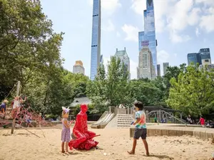 Vladimir Putin, călare pe un tanc în Central Park din New York. / Foto: @jamescolomina, Instagram