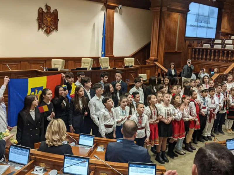 Elevii moldoveni în Parlamentul Republicii Moldova - Foto: Stiri.md