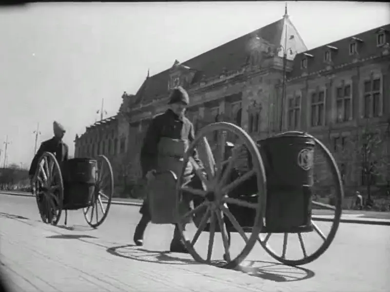 VIDEO Bucureștenii aruncau gunoi și spărgeau semințe pe stradă și în 1957. Cât era amenda. / Foto: captură video