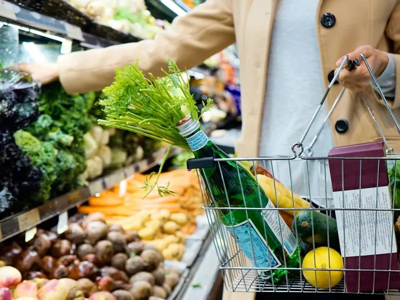 femeie făcând cumpărături în hypermarket - Foto: Pexels/Tara Clark