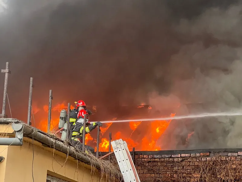 Incendiu de proporții la Sibiu. 50 de oameni, evacuați din case. Intervin pompieri din 5 județe - Foto: ISU Sibiu