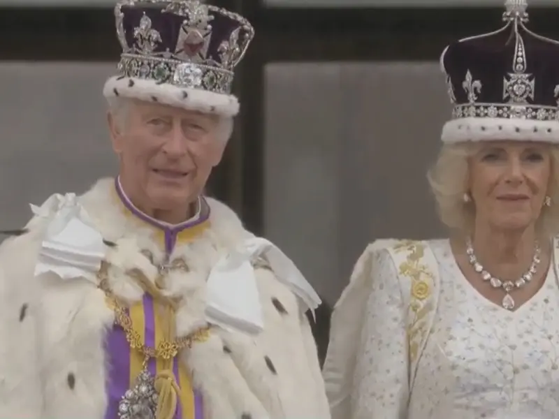 Regele Charles al III-lea și regina Camilla salută mulțimea de la balcon Foto: captură Euronews