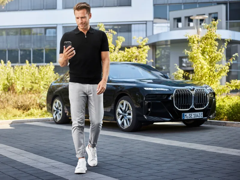 S-a terminat supremația iPhone. Mașinile BMW pot fi parcate de la distanță și cu Samsung și Motorola - Foto: BMW