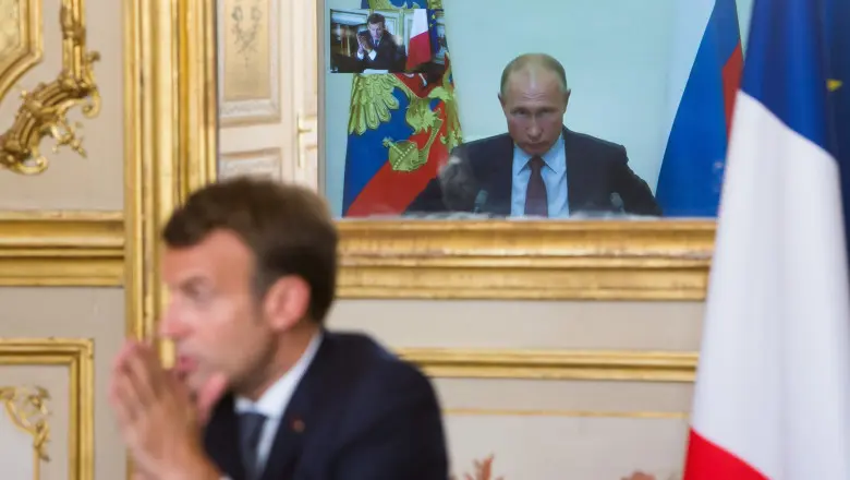 Emmanuel Macron și Vladimir Putin , în timpul unui dialog bilateral/ Foto: Profimedia