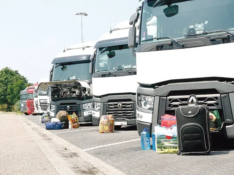 SPRE CASĂ. Șoferii de tir și-au pregătit bagajele pentru drumul spre casă, după săptămâni de muncă în care cabina le-a fost dormitor,  iar parcările din Europa, adăpost