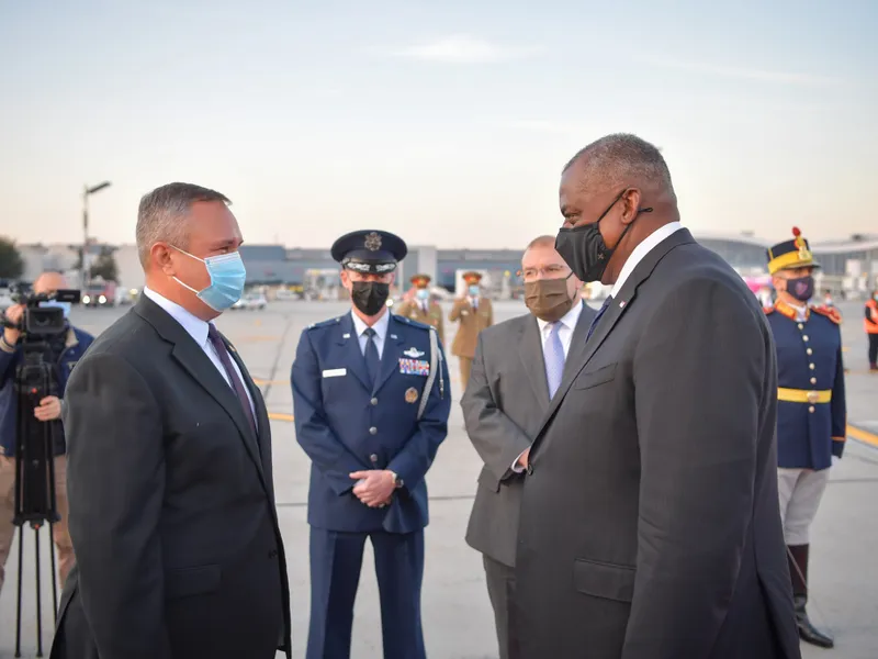 Oficialul american a fost așteptat la aeroport de către ministrul demis al Apărării, Nicolae Ciucă. FOTO: Facebook