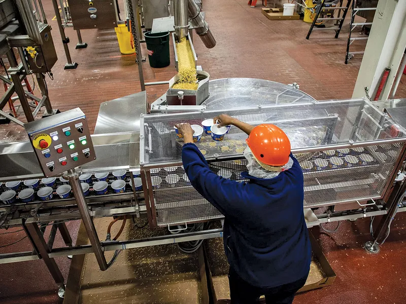 O linie de producție Easy Mac Macaroni & Cheese Cups, la fabrica Kraft Heinz din Champaign, Illinois