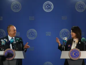 Ministrul libian de Externe Najla al-Mangoush (d) și omologul turc Mevlut Cavusoglu la Tripoli/foto: Profimedia Images