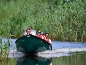 O excursie cu lotca cu parus de două ore costă 45 de lei - Foto: INQUAM PHOTOS/ Alex Nicodim