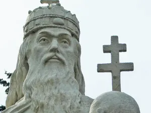 Statuia lui Ștefan de la Esztergom (Strigoniu), unde s-a născut regele