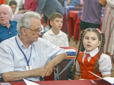 Cristian Gațu, alături de o elevă care învață să scrie caligrafic. Foto Octavian Cocoloș