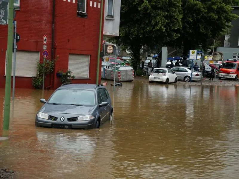 Români prinși la furat de fier vechi din casele distruse de inundații în Germania Foto: Twitter