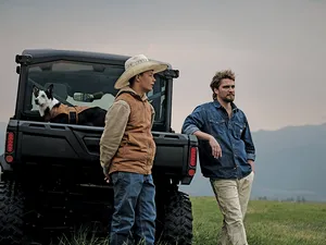 ROLURI DE RANCH Luke Grimes, în dreapta, în rolul lui Kayce Dutton, alături de colegul său din Yellowstone, Brecken Merrill, care joacă rolul lui Tate Dutton. Grimes a spus că fanii vor găsi finalul serialului foarte satisfăcător