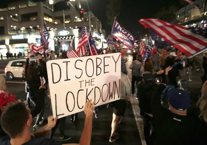 Pe 21 noiembrie a fost organizat un protest anti-lockdown în Huntington Beach, California/FOTO: latimes.com