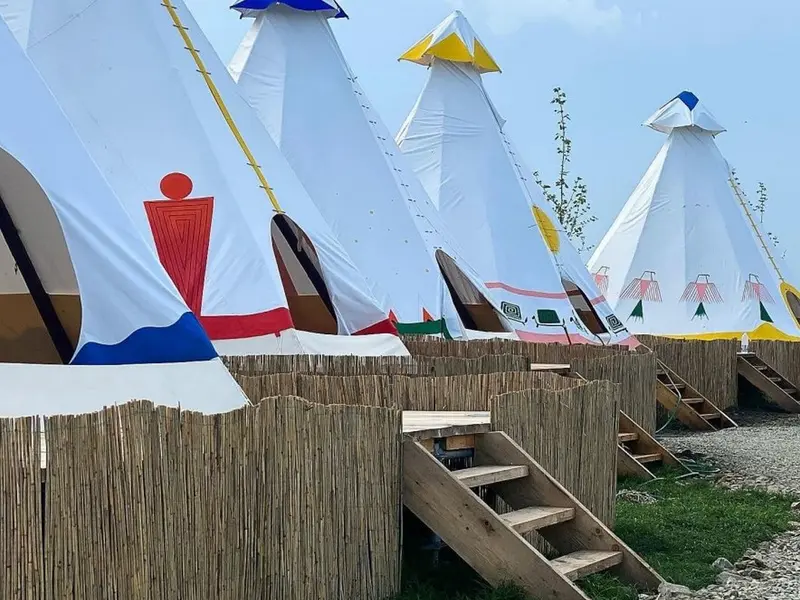 Cmapingul TeePee Corbu. - Foto: replicaonline.ro