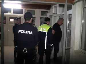 Prins beat la volan, un polițist șef a sărit pe geamul WC-ului și s-a ascuns în cotețul găinilor Foto: dezvaluirea.ro