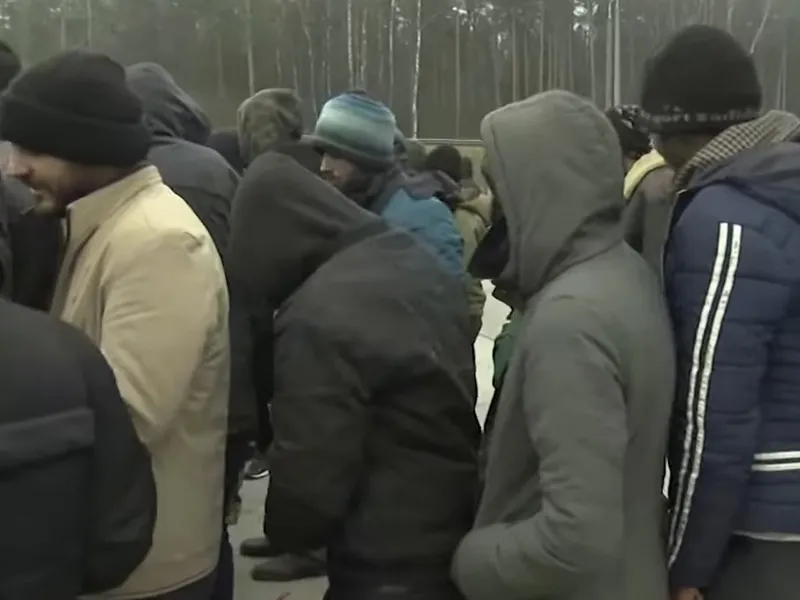 Aproape 2.000 de migranți sunt la frontiera Belarusului cu Polonia. FOTO: Captură video