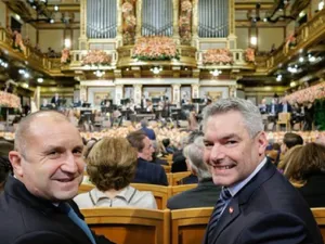 Președintele Bulgariei, Rumen Radev, împreună cu cancelarul Austriei Karl Nehammer, la concertul tradițional de Anul Nou de la Viena. Foto: Twitter/ Karl Nehammer