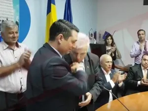 În 2016, când Bogdan Toader a preluat șefia CJ Prahova, un consilier PSD i-a pupat mâna Foto: Captură video