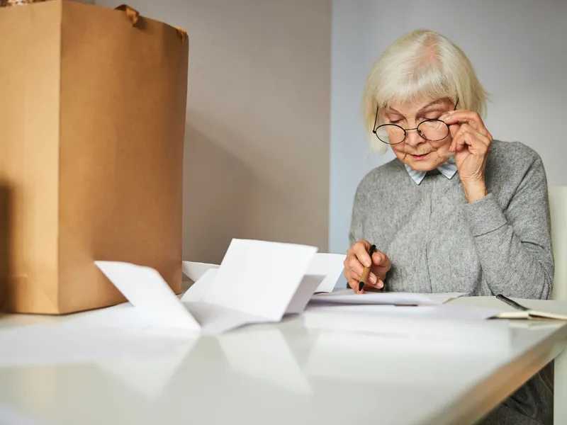 Ce se întâmplă cu pensie la Mica Recalculare dacă nu completezi corect adeverințele? Mai iei bani? Foto: Freepik (fotografie cu caracter ilustrativ)