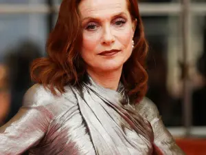 Actriţa franceză Isabelle Huppert va primi un Urs de Aur onorific pentru întreaga carieră. / Foto: theguardian.com