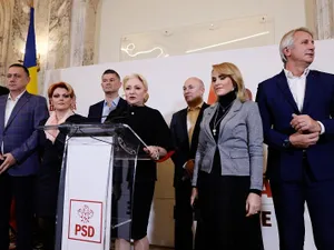 Dăncilă, înconjurată de o parte din cei care acum îi cer capul, în seara înfrîngerii la alegerile prezidențiale. Sursa: Inquam Photos / George Călin