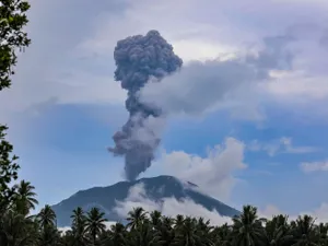 Un vulcan a erupt de peste 1.000 de ori de la începutul lui 2025. Alertă la cel mai înalt nivel - Foto: Profimedia Images