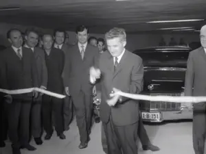 În București există doar 5 parcări subterane. Care a fost deschisă de Ceaușescu cu un Cadillac - Foto: captură video cineclic.ro