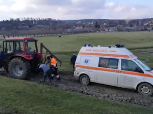 Ambulanța a fost scoasă cu un tractor