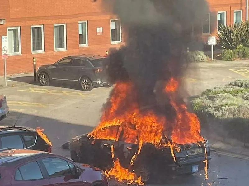 Taxi-ul în care se aflau teroriștii a luat foc. FOTO: Twitter