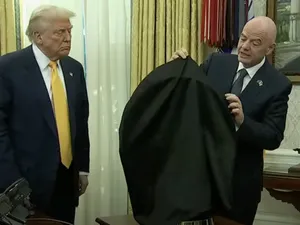 ”Regele” a dezvelit pe Biroul Oval ”bijuteria” cu design nemaivăzut! Reacția lui Donald Trump spune totul