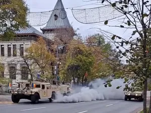 „Arma secretă” a Armatei Române învăluie adversarul în fum. Un Humvee s-a defectat la paradă - Foto: captură video