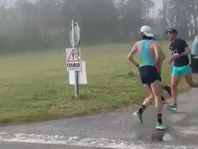 Guillaume de Lustrac, maratonistul pe dos - Foto: captură video Twitter/ France Bleu Drôme Ardèche