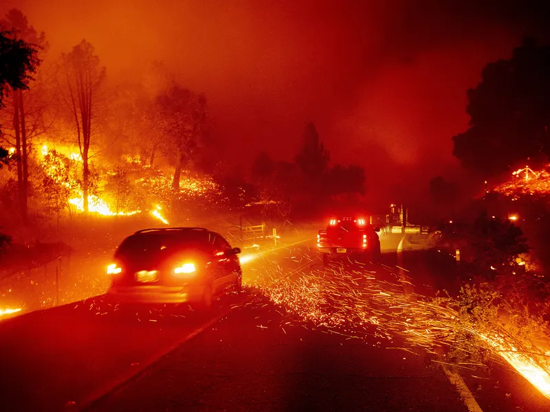 Denumit Glass Fire, acest incendiu s-a răspândit, începând de duminică dimineaţă, pe aproape 15.000 de hectare din comitatele Napa şi Sonoma. Foto: ocregister.com