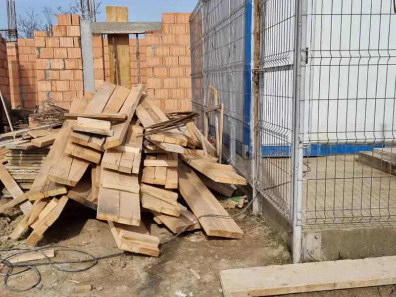 Cum și-a asigurat un constructor curent „gratis” pe șantier: A tras cablu de la pompele localității. - Foto: monitorulbt.ro