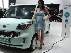 China reduce cu 30% subvenţiile la automobilele electrice şi hibride în 2022. / Foto: usatoday.com