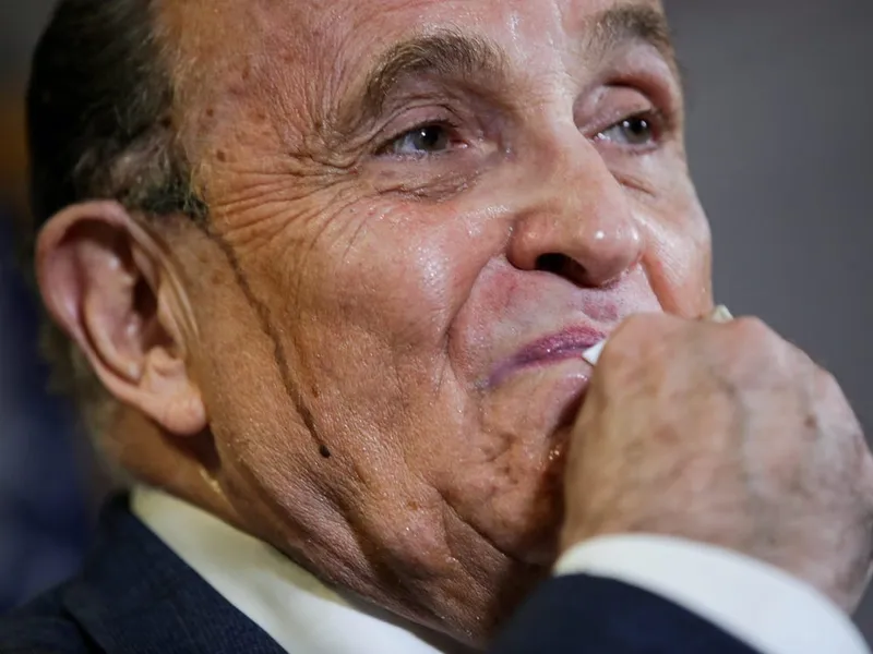 Rudy Giuliani, în timp ce i se scurge vopseaua de păr pe față/FOTO: Reuters