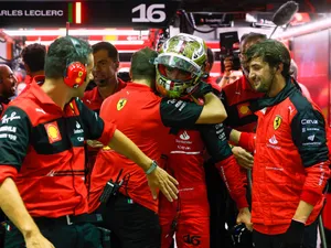 Charles Leclerc, Ferrari, sărbătorește alături de echipa sa după ce a obținut pole position-ul în timpul cursei de Formula 1 de la Singapore - Foto: Profimedia Images