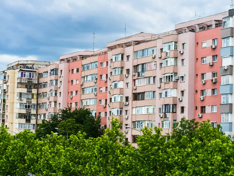 AMENDĂ de până la 200 de lei pentru românii care locuiesc la bloc și au ușă. Ce trebuie să facă? - Foto: Istock / imagine cu rol ilustrativ