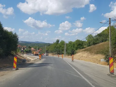 VIDEO Opt ani pentru asfaltarea a 13 km între Deva și Oradea. Pe 33 km, lucrările sunt la jumătate /https://www.facebook.com/drumulnational76/