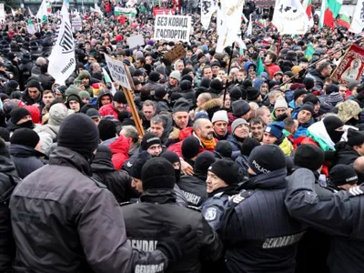 Protestatarii antivacciniști au luat cu asalt parlamentul Bulgariei. Asemănări izbitoare cu AUR/FOTO: usnews.com