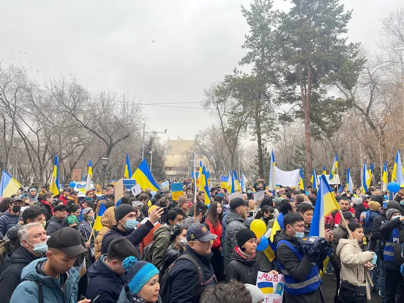 Demonstrație în Kazahstan pentru susținerea Ucrainei - Foto: Twitter/ Alex Kokcharov