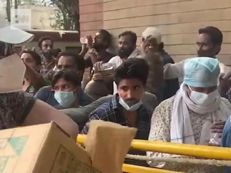 Cozi interminabile în India pentru oxigen necesar bolnavilor de COVID. Pandemia face ravagii/FOTO: CNN