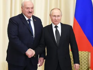 Președintele rus Vladimir Putin (dr) se întâlnește cu omologul său belarus Alexander Lukașenko la reședința de stat Novo-Ogaryovo, la periferia Moscovei - Foto: Profimedia Images