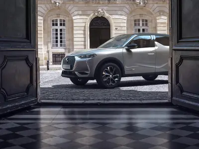 Dezvoltat pe platforma CMP (Common Modular Platform) a Grupului PSA, DS 3 Crossback îi ia locul celei mai vândute citadine cu tendințe premium a mărcii, DS3, după nouă ani, și pune pe gânduri concurența.