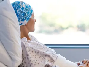 Persoanele care îngrijesc un pacient bolnav de cancer vor beneficia de concediu şi de indemnizaţie/FOTO: bbc.com