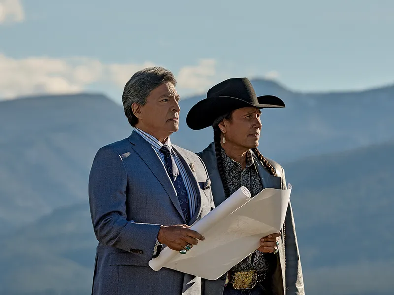 Chief Rainwater (Gil Birmingham) și Mo (Mo Brings Plenty)