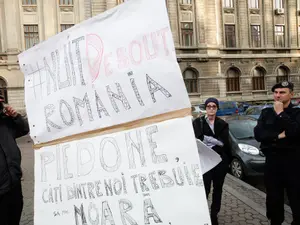 Mariana Oprea, supravieţuitoare a incendiului din clubul Colectiv, la un protest împotriva primarului Piedone, în 2016 Foto: INQUAM Photos/Liviu Florin Albei