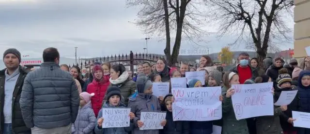 VIDEO Protest al elevilor și profesorilor dintr-o școală din Suceava care nu vor învățământ online / monitorulsv